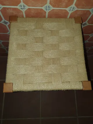 Taburete alto de madera y tela