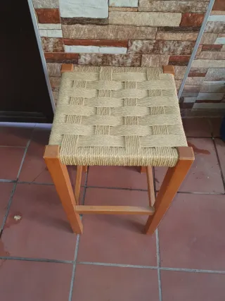 Taburete alto de madera y tela