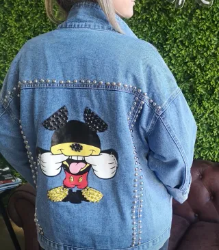 Cazadora vaquera con strass y tachuelas oversize