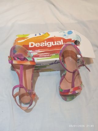 Sandalias Desigual tacón multicolor y rosa