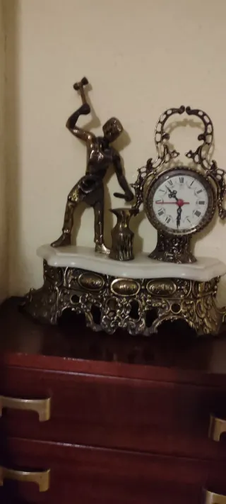 Reloj de mesa antiguo bronce forjador