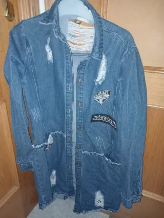 Chaqueta vaquera desgastada con parches