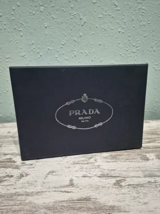 Caja Prada azul marino