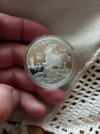 Tres monedas conmemorativas