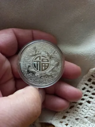 Tres monedas conmemorativas