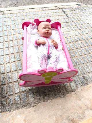 Bebe Antonio juan con cuna rosa