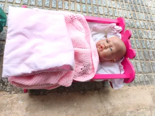 Bebe Antonio juan con cuna rosa