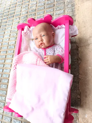 Bebe Antonio juan con cuna rosa