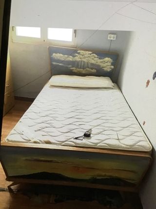 Estructura de cama antigua de maderak