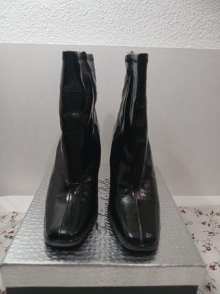 Botines charol tacón cuadrado