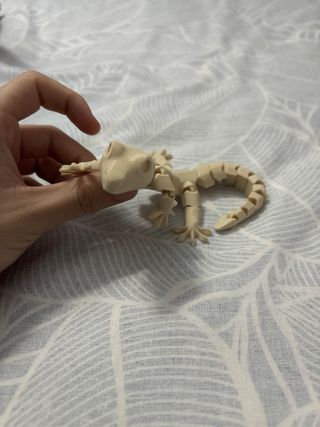 Lagartija articulada de juguete impresa en 3D