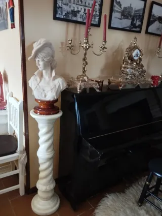 Piano de pared negro