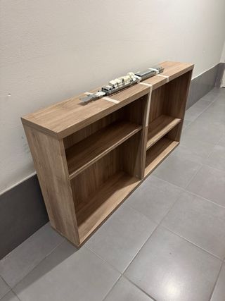 Mueble de madera con estantes
