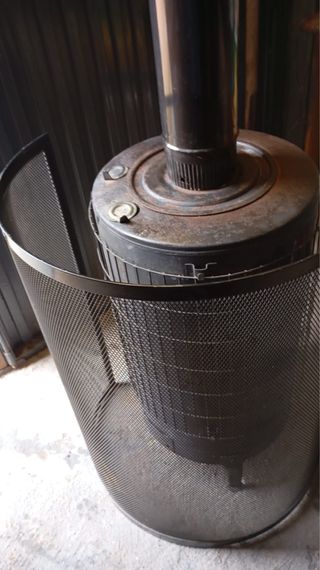 Estufa de leña metálica