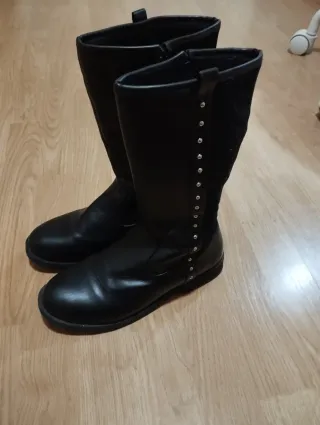 Botas altas negras con tachuelas plateadas T37