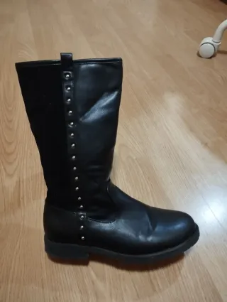 Botas altas negras con tachuelas plateadas T37