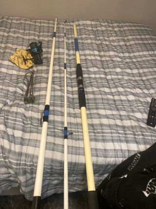 Caña de pescar con carrete y soporte para la rocas