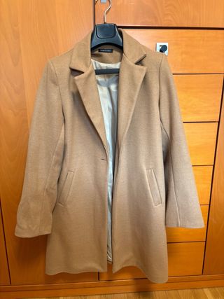 Abrigo estilo gabardina marrón claro