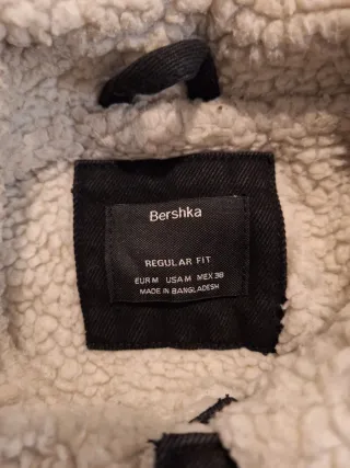 Chaqueta vaquera Bershka negra cuello borrego