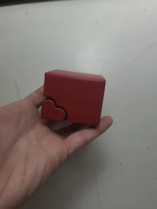 Caja de joyería roja con corazón