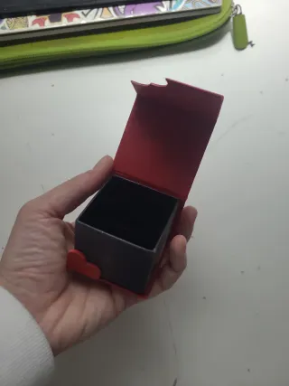 Caja de joyería roja con corazón