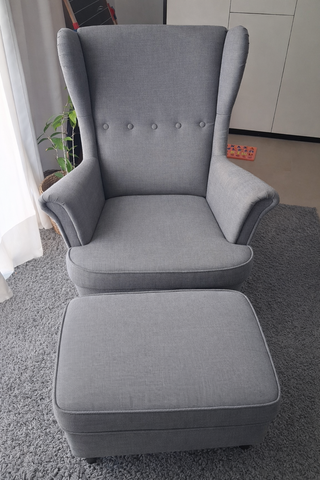 Poltrona e repousa-pés cinza