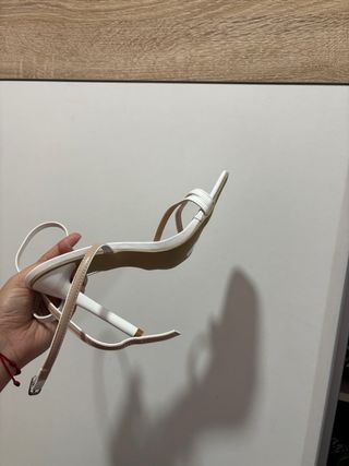 Sandalias de tacón con tiras blancas