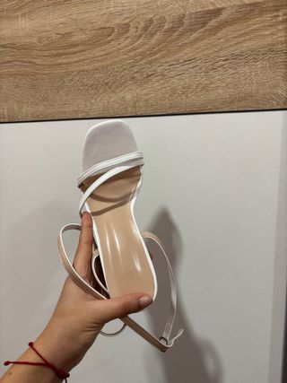 Sandalias de tacón con tiras blancas