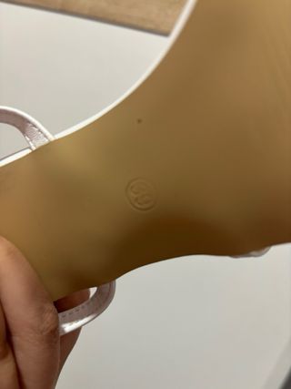 Sandalias de tacón con tiras blancas