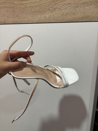 Sandalias de tacón con tiras blancas