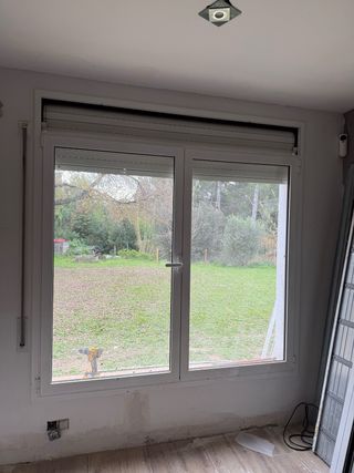 Ventana oscilobatiente con registro