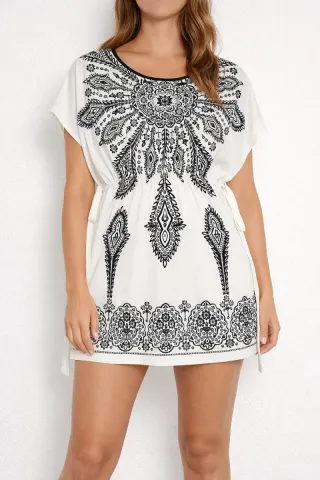 Vestido blanco estilo boho con estampado negro