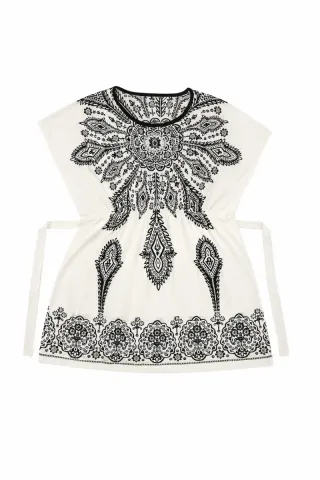 Vestido blanco estilo boho con estampado negro