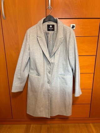 Abrigo estilo gabardina gris