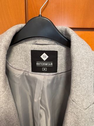 Abrigo estilo gabardina gris