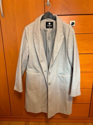 Abrigo estilo gabardina gris