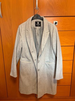 Abrigo estilo gabardina gris