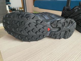 Zapatillas Salomon Negras y Grises