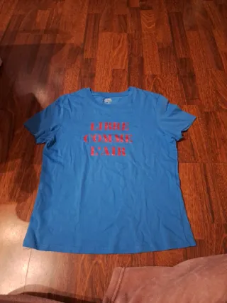 Camiseta azul con texto