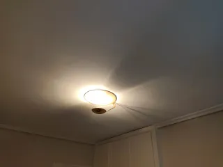 Lámpara de techo beige y dorada