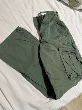 Pantalones cargo Bershka verde militar Talla M