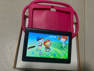 Tablet PC para niños con funda rosa.
