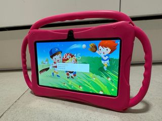 Tablet PC para niños con funda rosa.