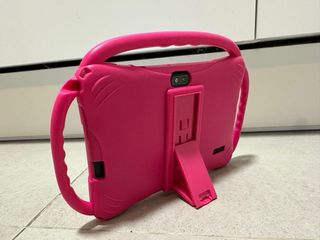 Tablet PC para niños con funda rosa.