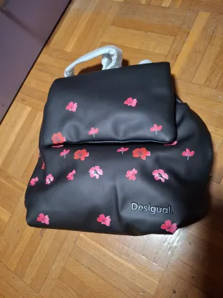 Mochila Desigual negra con flores rosas