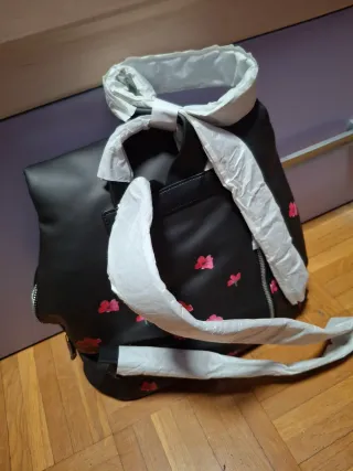 Mochila Desigual negra con flores rosas