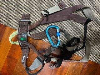 Arnés de escalada Petzl ,lo he usado 1 vez