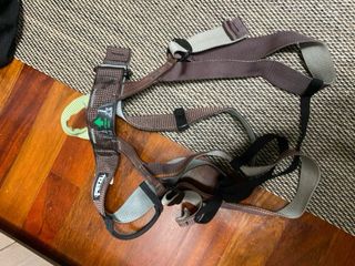 Arnés de escalada Petzl ,lo he usado 1 vez