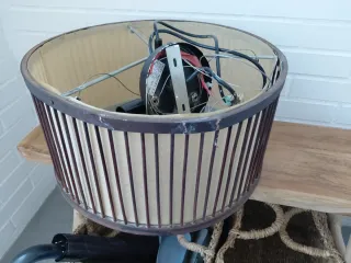 Dos lámparas de techo de madera