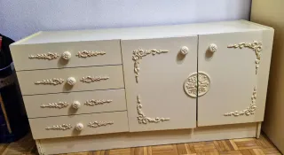 Muebles de dormitorio. Cómoda de madera lacada